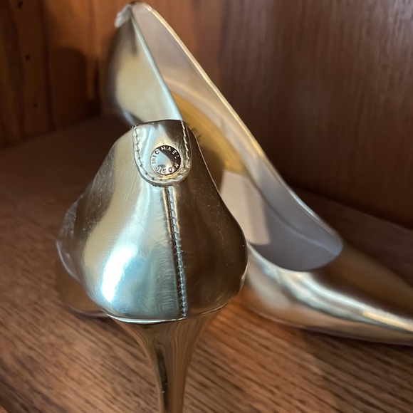 Beautiful gold Michael Kors pump. Classic shoe for a fancy evening. - Picture 3 of 3